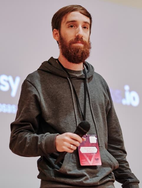 Gonzalo Pozzo parado con un micrófono